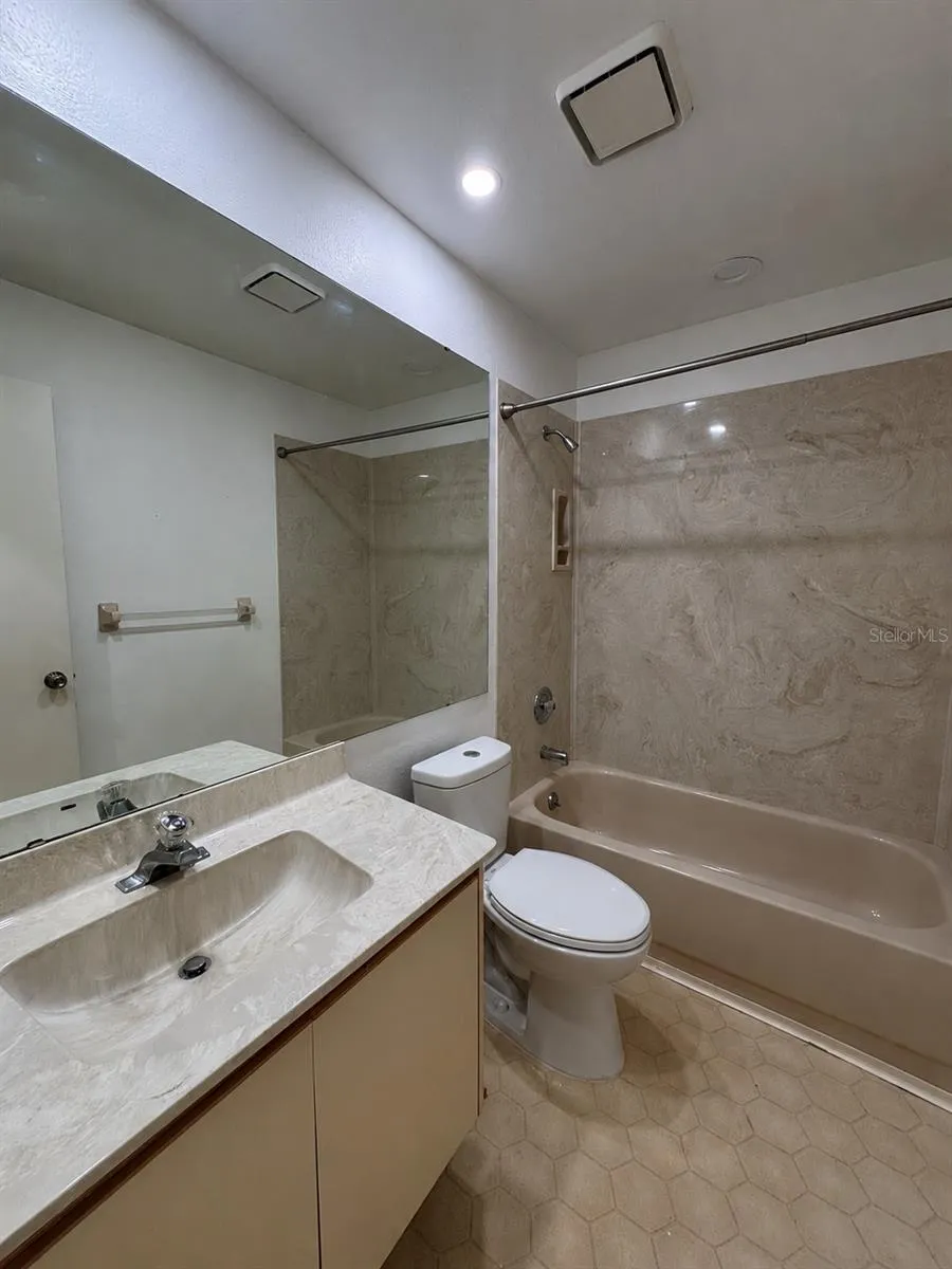 4529 MORNINGSIDE #8 Sarasota, FL 34235