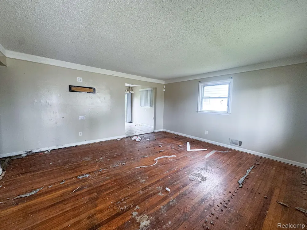 21709 Weller Avenue Warren City, MI 48089