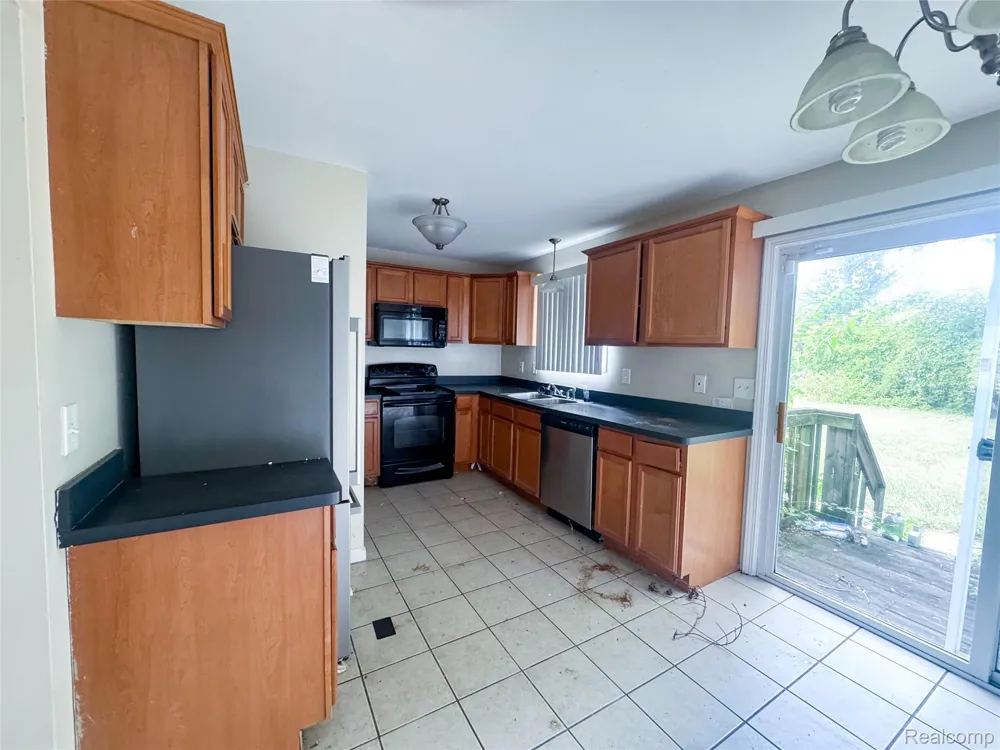 21709 Weller Avenue Warren City, MI 48089