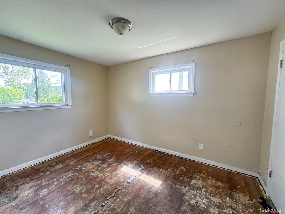 21709 Weller Avenue Warren City, MI 48089