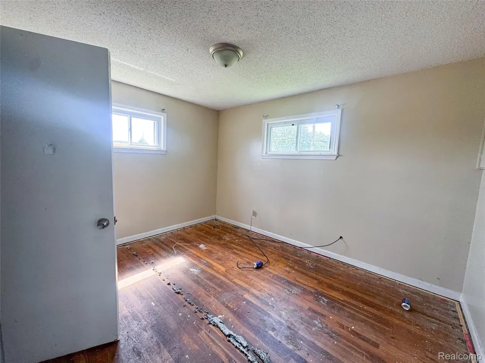 21709 Weller Avenue Warren City, MI 48089