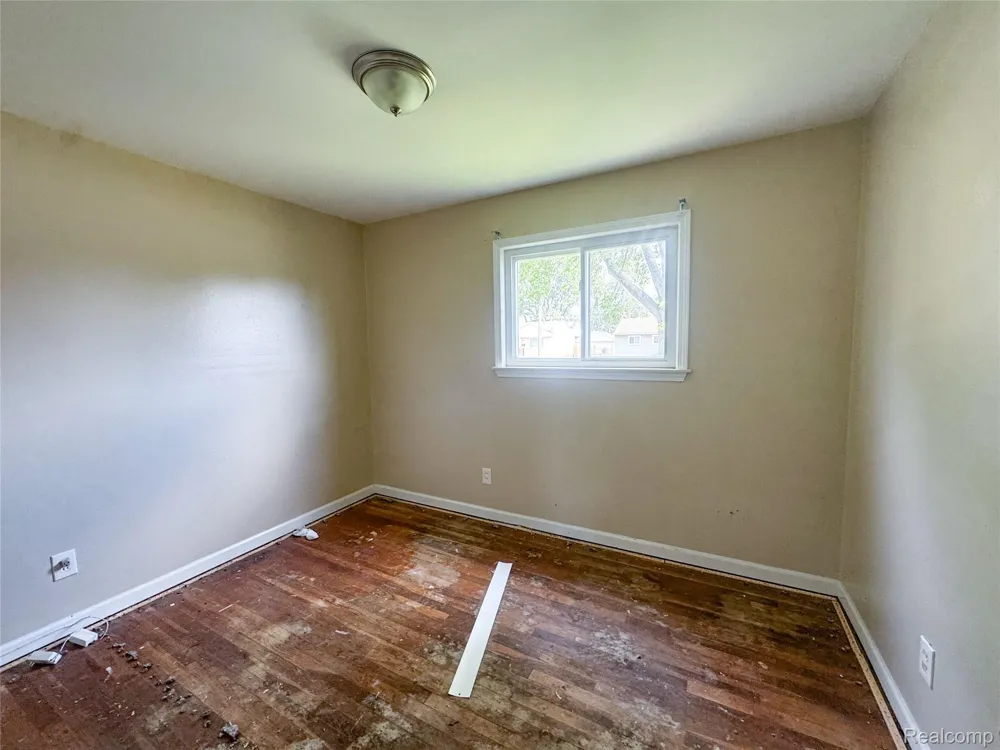 21709 Weller Avenue Warren City, MI 48089