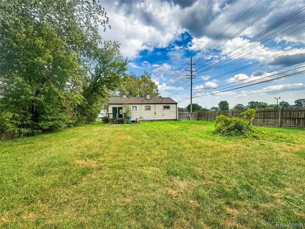 21709 Weller Avenue Warren City, MI 48089