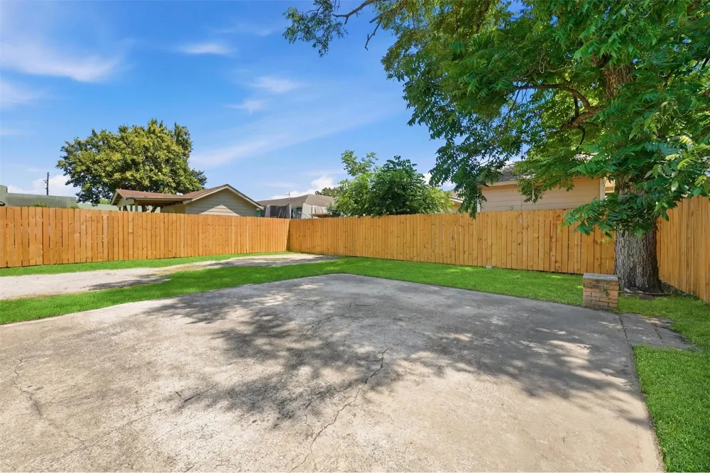 9330 E Avenue L Houston, TX 77012