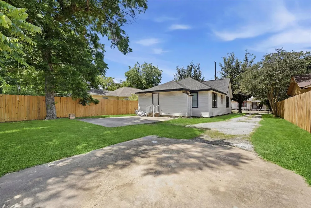 9330 E Avenue L Houston, TX 77012
