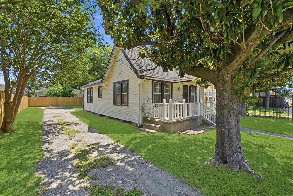 9330 E Avenue L Houston, TX 77012