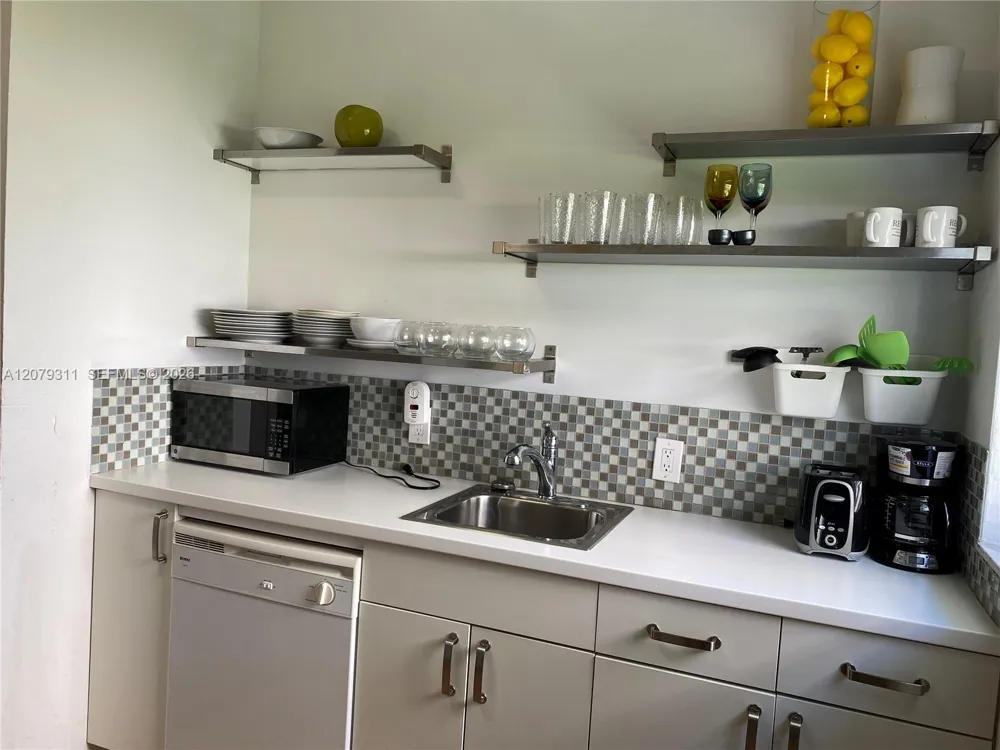 1011 9th St #8 Miami Beach, FL 33139