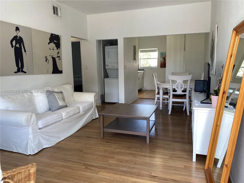 1011 9th St #8 Miami Beach, FL 33139