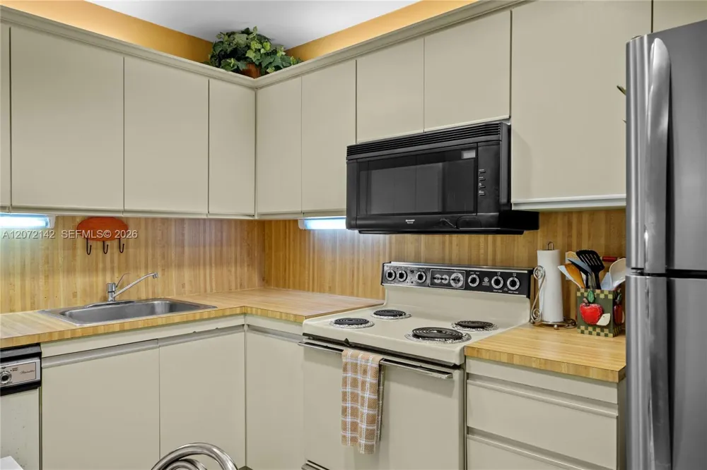 2500 Parkview Dr #1004 Hallandale Beach, FL 33009