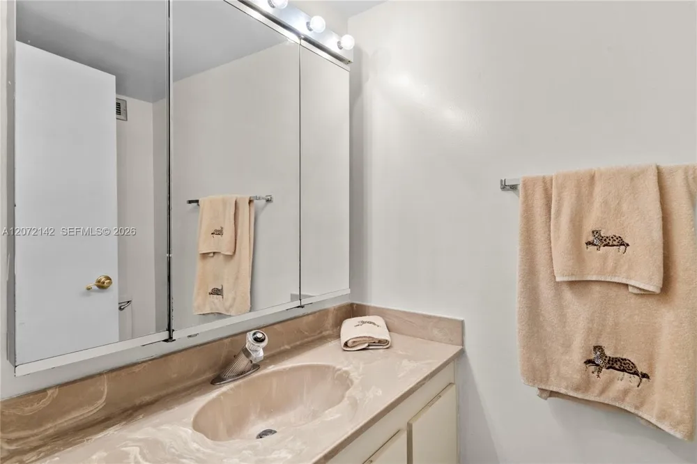 2500 Parkview Dr #1004 Hallandale Beach, FL 33009