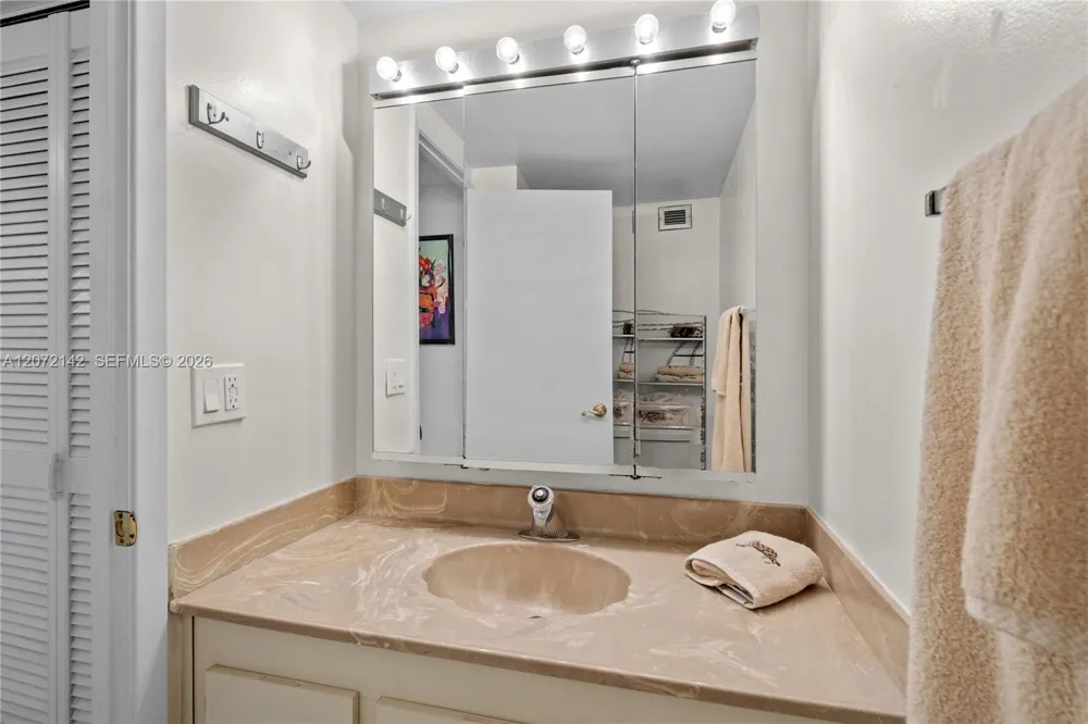 2500 Parkview Dr #1004 Hallandale Beach, FL 33009