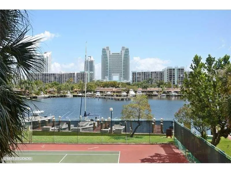 2500 Parkview Dr #1004 Hallandale Beach, FL 33009