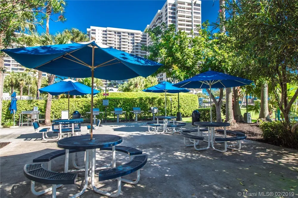 2500 Parkview Dr #1004 Hallandale Beach, FL 33009