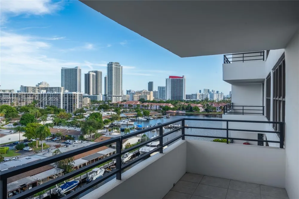 2500 Parkview Dr #1004 Hallandale Beach, FL 33009