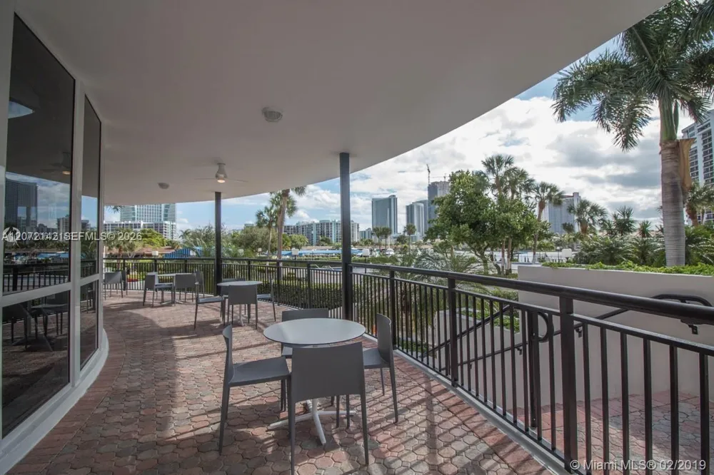 2500 Parkview Dr #1004 Hallandale Beach, FL 33009