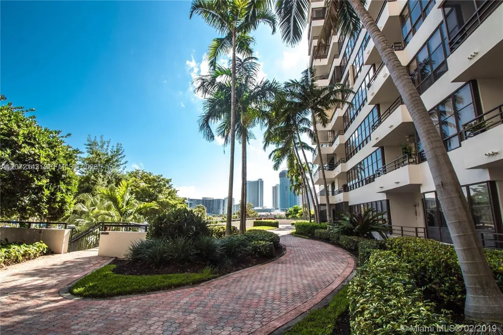 2500 Parkview Dr #1004 Hallandale Beach, FL 33009