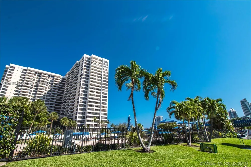 2500 Parkview Dr #1004 Hallandale Beach, FL 33009