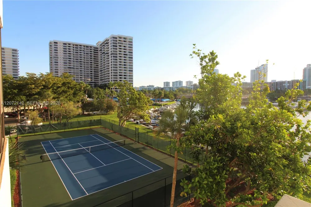 2500 Parkview Dr #1004 Hallandale Beach, FL 33009