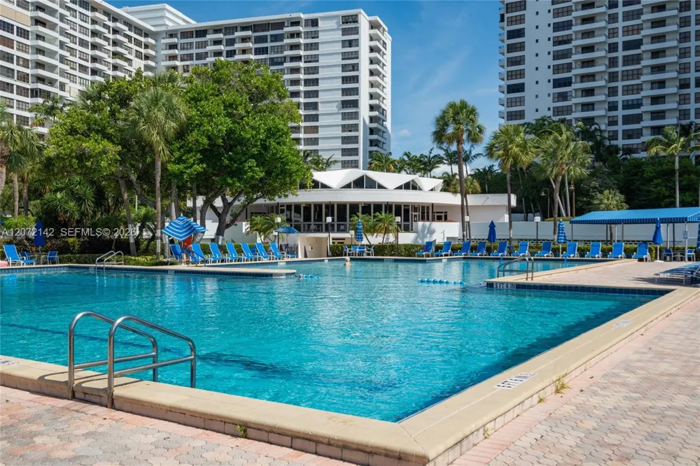 2500 Parkview Dr #1004 Hallandale Beach, FL 33009