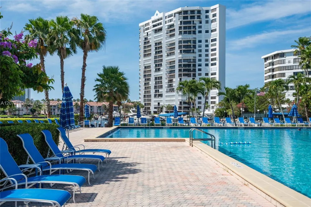 2500 Parkview Dr #1004 Hallandale Beach, FL 33009