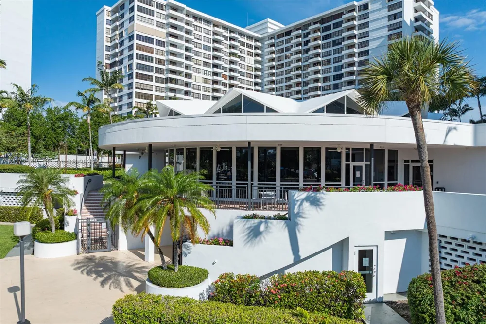 2500 Parkview Dr #1004 Hallandale Beach, FL 33009