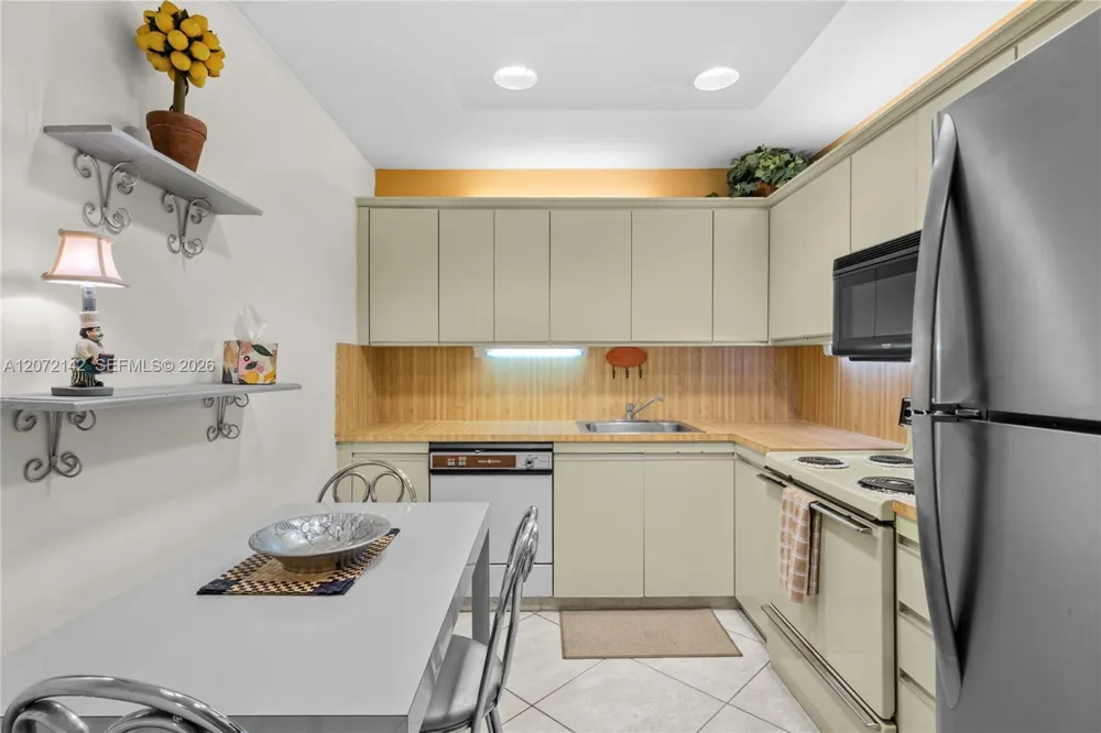 2500 Parkview Dr #1004 Hallandale Beach, FL 33009
