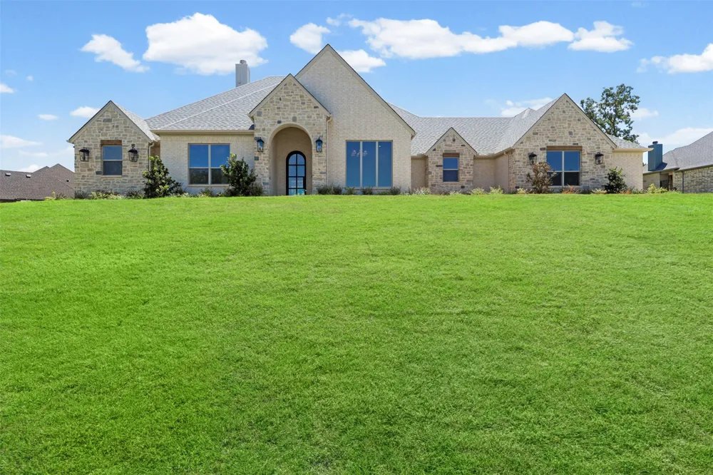 1656 Private Access 60200 Burleson, TX 76028