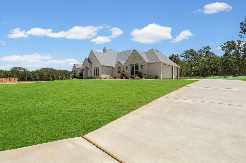 1656 Private Access 60200 Burleson, TX 76028