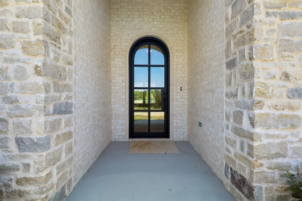 1656 Private Access 60200 Burleson, TX 76028