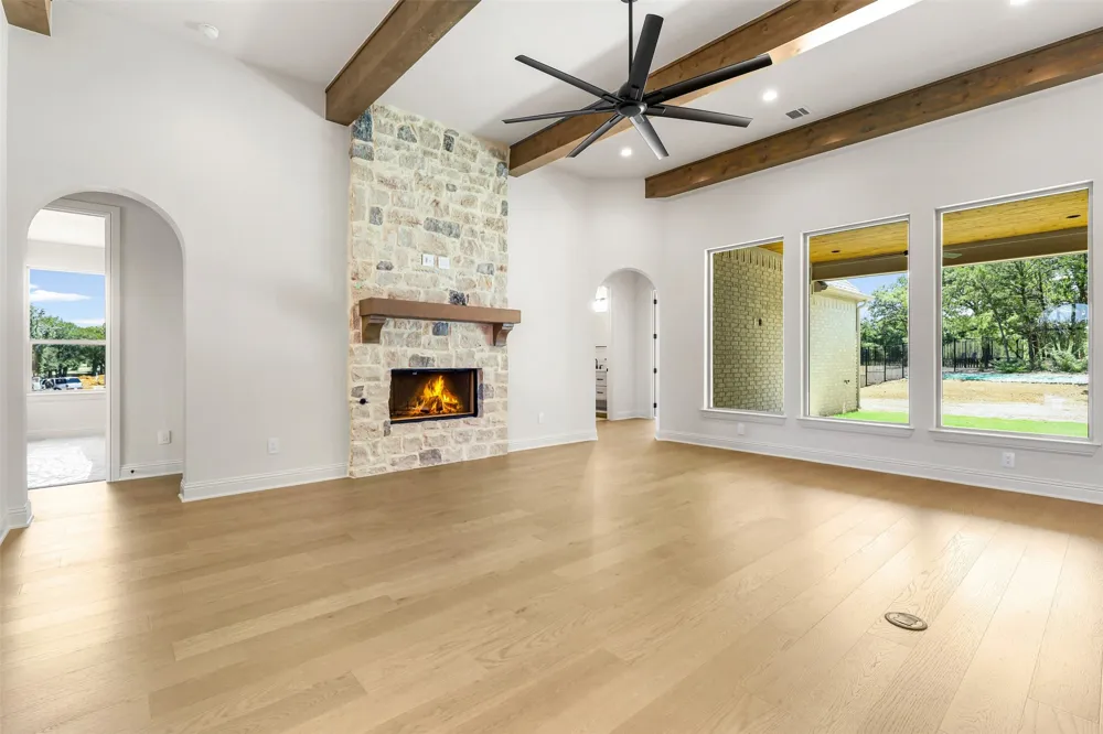 1656 Private Access 60200 Burleson, TX 76028