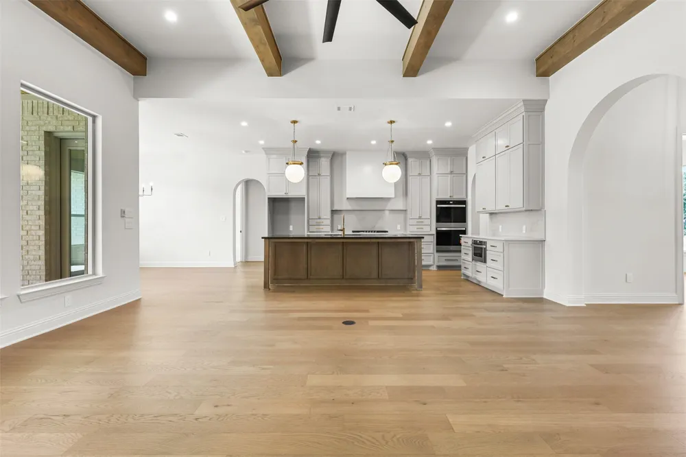 1656 Private Access 60200 Burleson, TX 76028