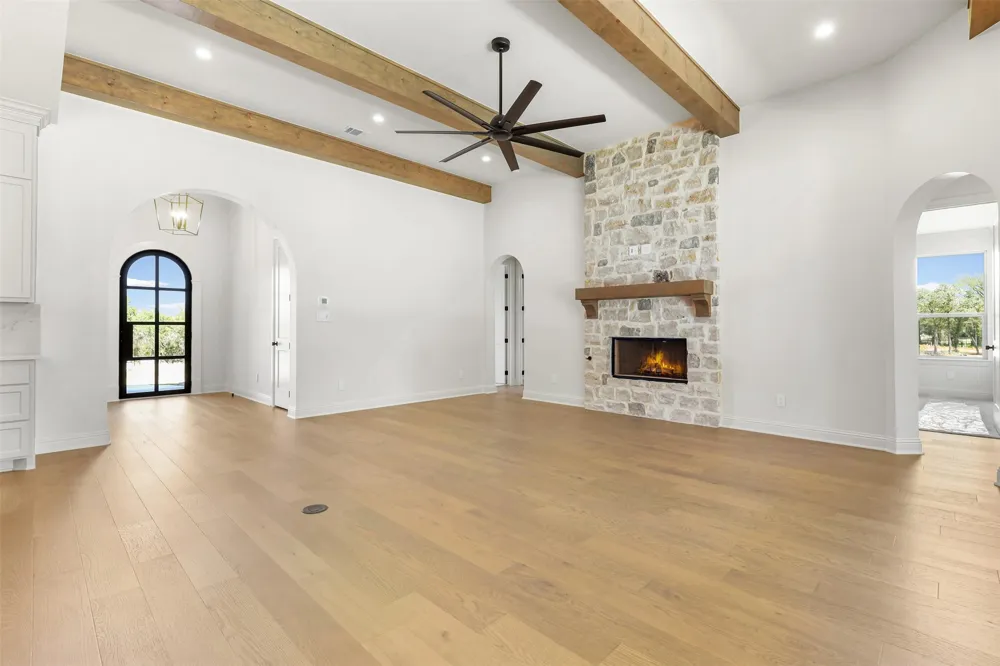 1656 Private Access 60200 Burleson, TX 76028