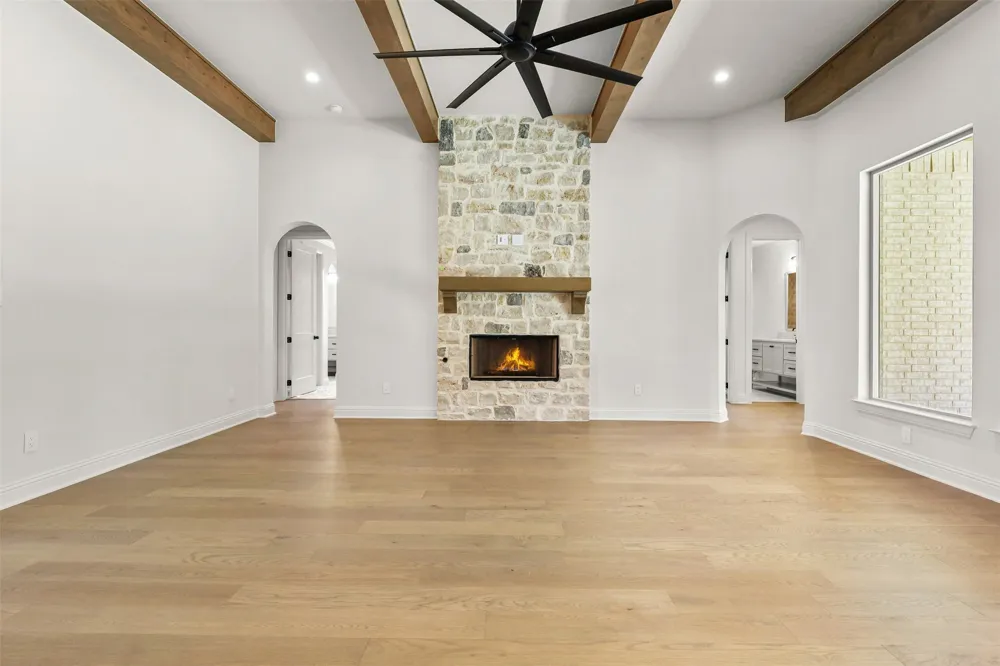 1656 Private Access 60200 Burleson, TX 76028