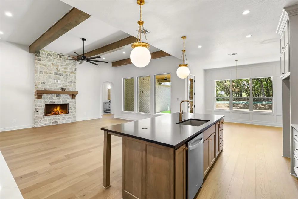 1656 Private Access 60200 Burleson, TX 76028