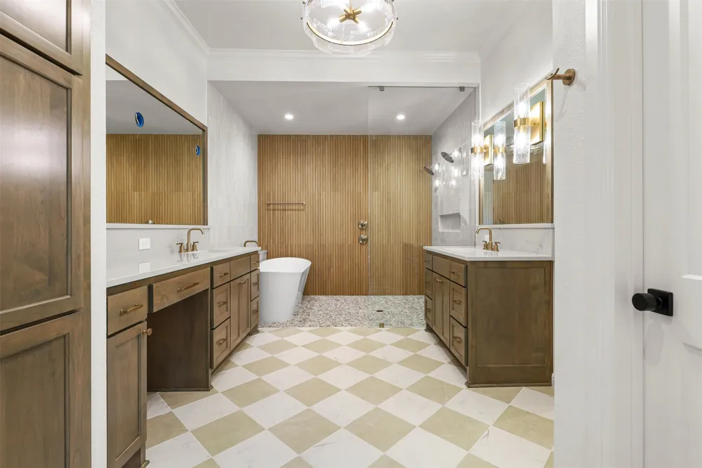 1656 Private Access 60200 Burleson, TX 76028