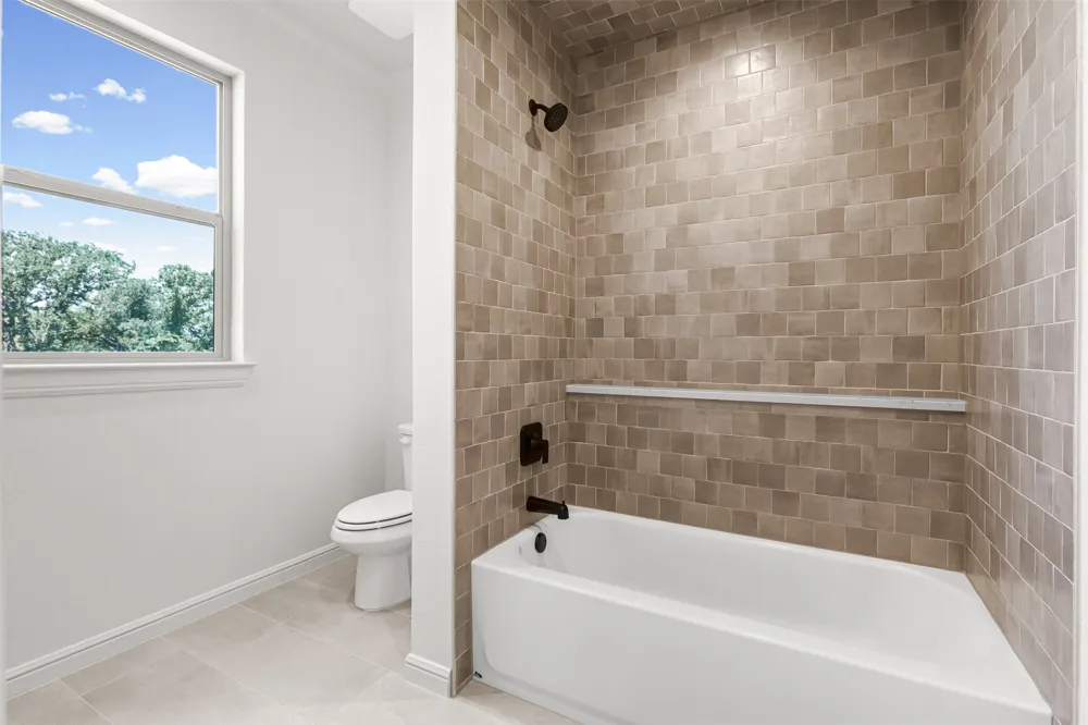 1656 Private Access 60200 Burleson, TX 76028