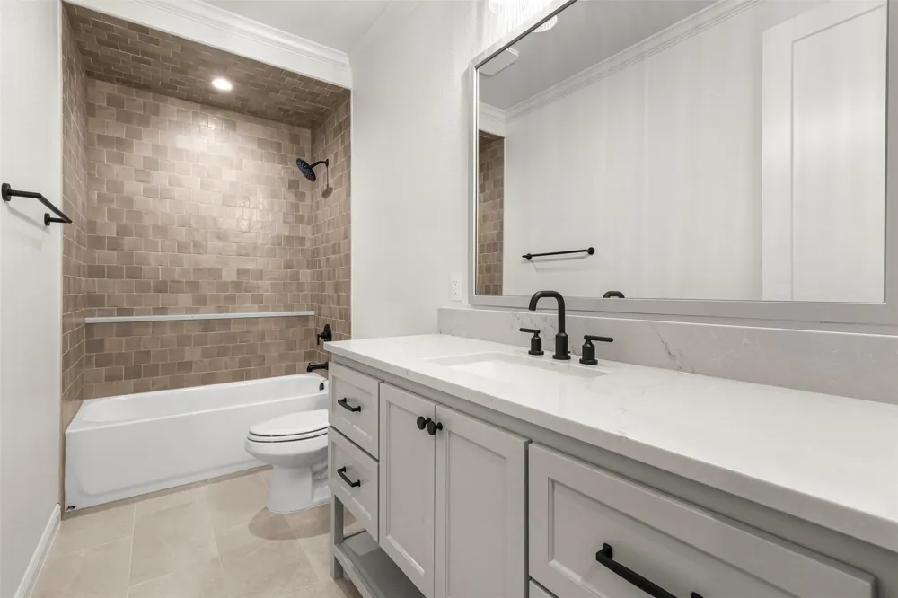 1656 Private Access 60200 Burleson, TX 76028