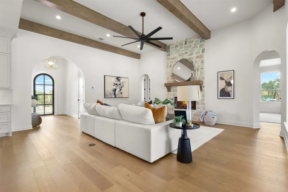 1656 Private Access 60200 Burleson, TX 76028