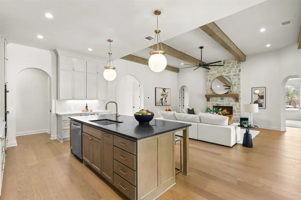 1656 Private Access 60200 Burleson, TX 76028