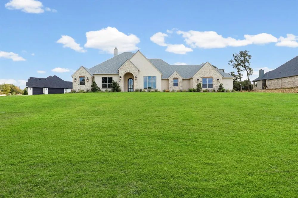 1656 Private Access 60200 Burleson, TX 76028