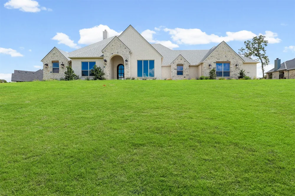 1656 Private Access 60200 Burleson, TX 76028