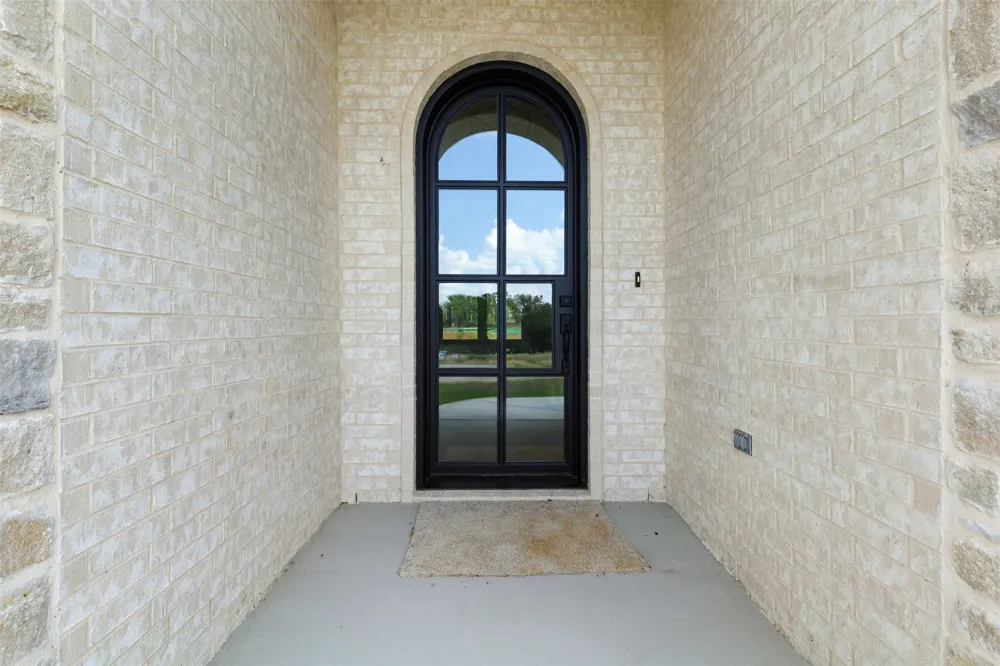 1656 Private Access 60200 Burleson, TX 76028
