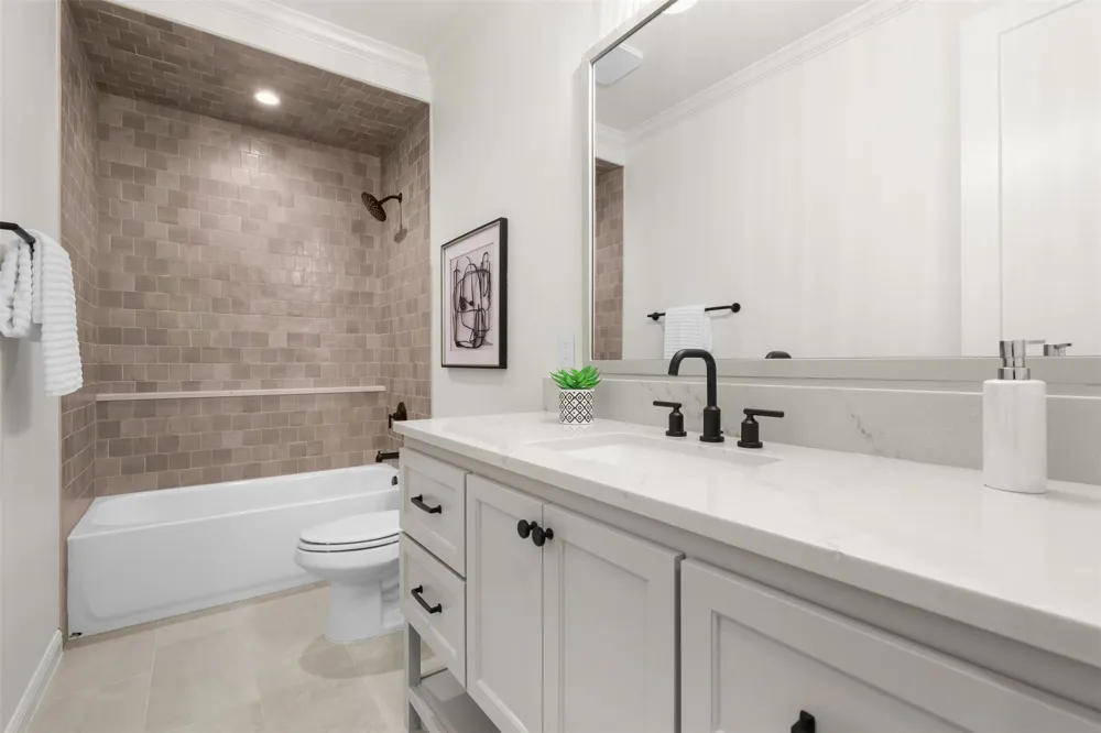 1656 Private Access 60200 Burleson, TX 76028