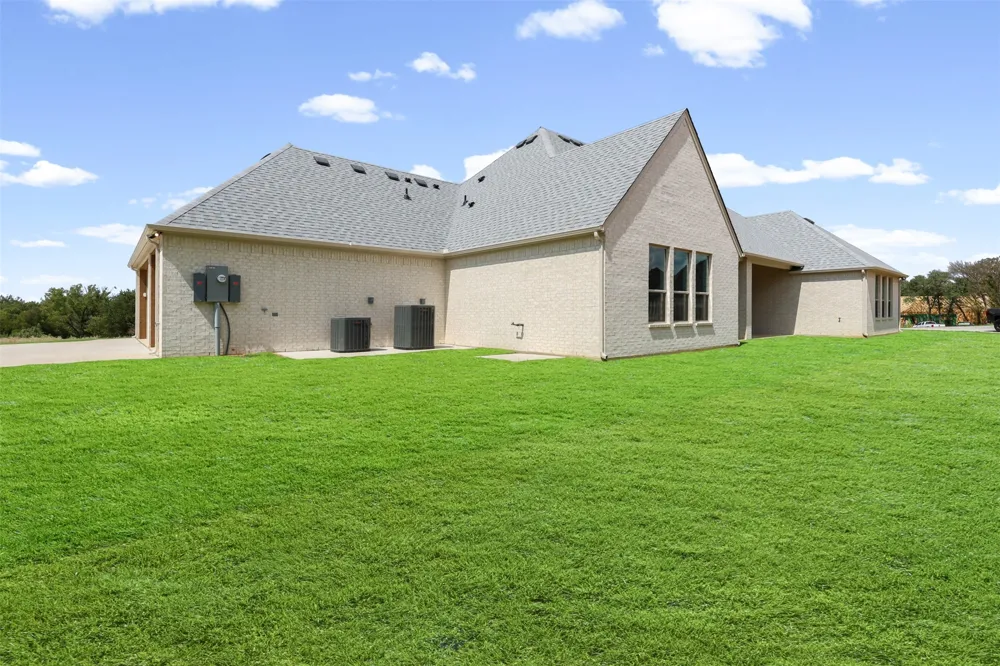 1656 Private Access 60200 Burleson, TX 76028