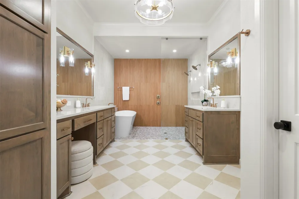 1656 Private Access 60200 Burleson, TX 76028