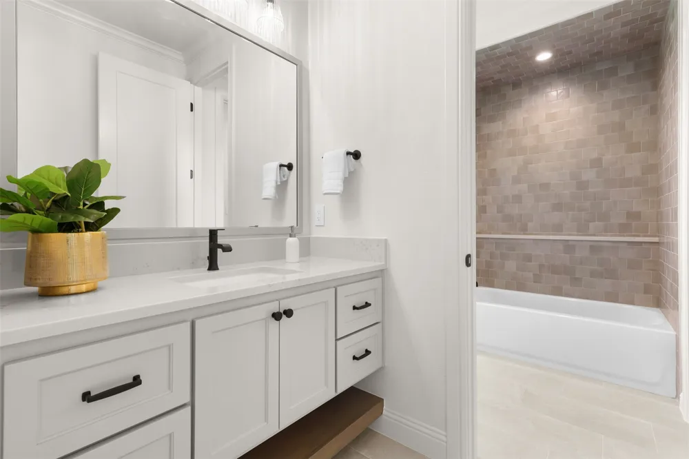 1656 Private Access 60200 Burleson, TX 76028