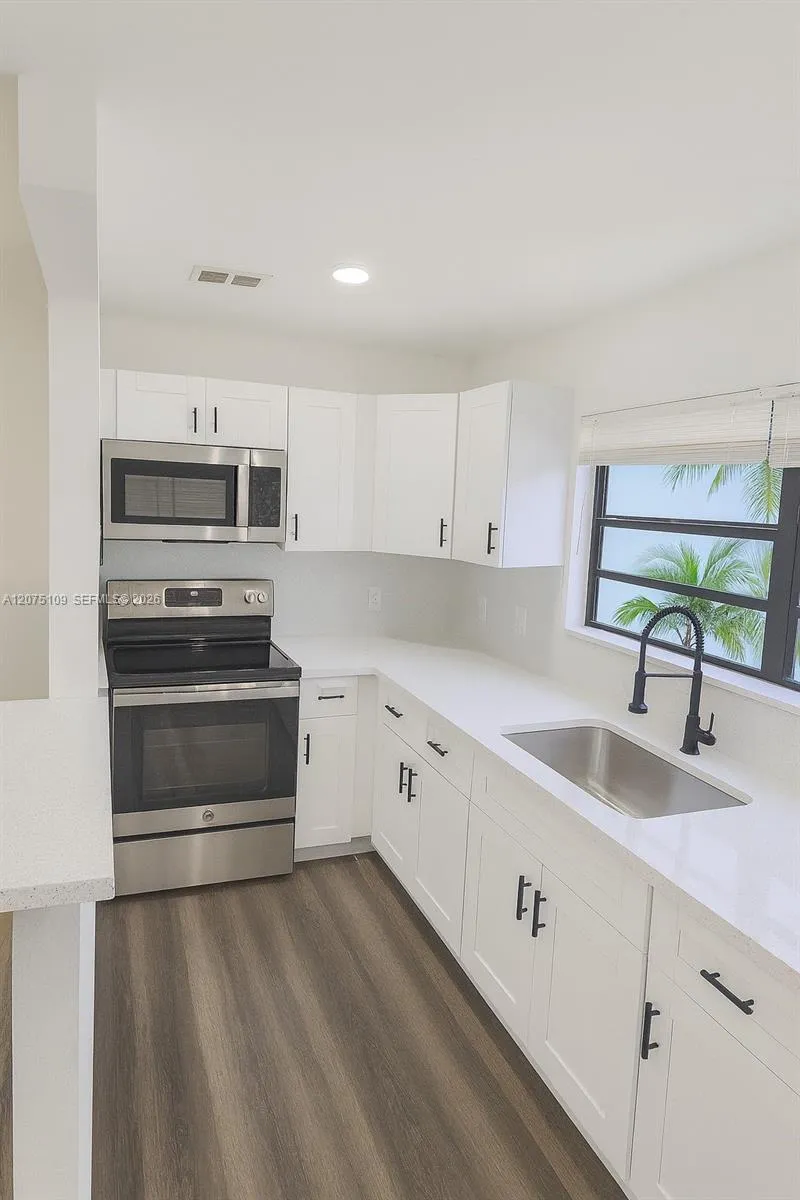 417 NW 2nd Ave #9 Hallandale Beach, FL 33009