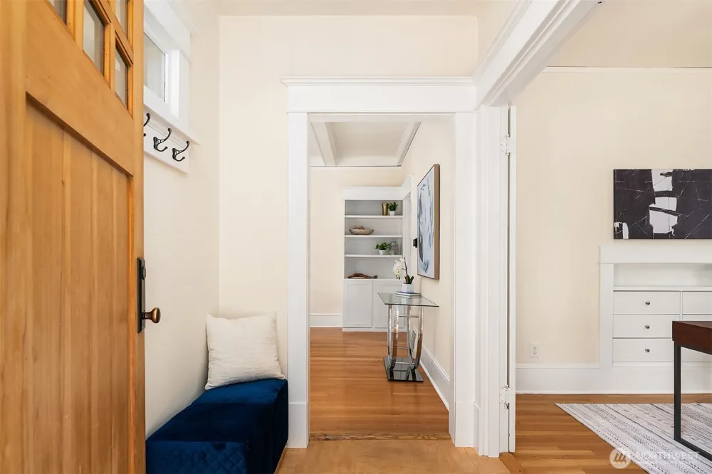 4663 1st Avenue NE Seattle, WA 98105