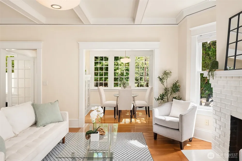 4663 1st Avenue NE Seattle, WA 98105