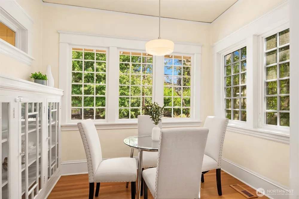 4663 1st Avenue NE Seattle, WA 98105